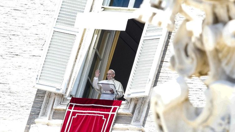 Pápež František počas modlitby Anjel Pána
