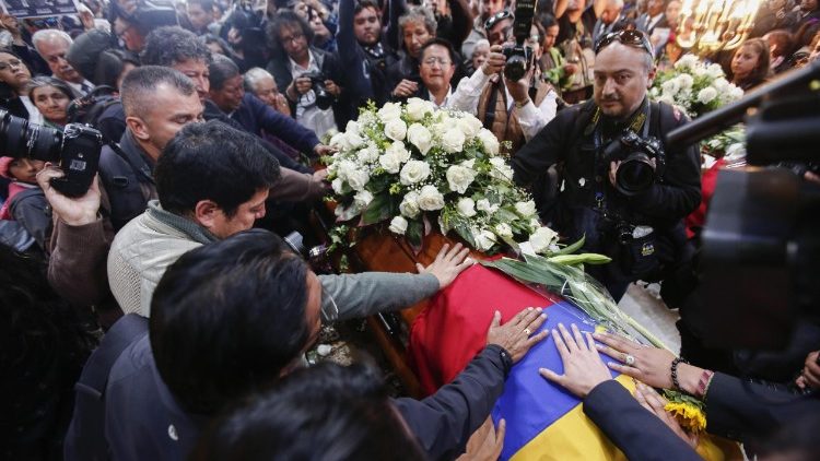 Funerali di un giornalista ecuadoriano ucciso in Colombia