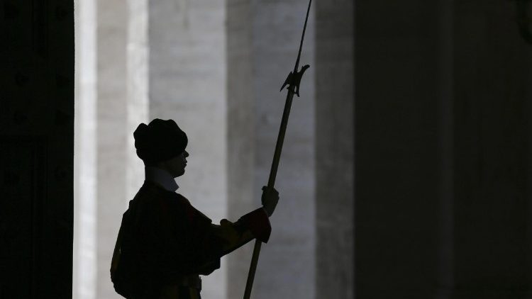 Entre as atibuições da Guarda Suíça, está a proteção das entradas do Vaticano