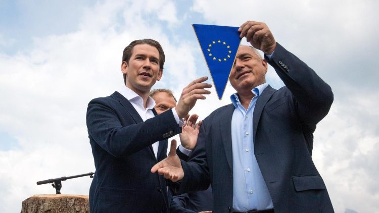 Le Premier ministre bulgare Boyko Borissov (à droite) passe le témoin à Sebastian Kurz, le chancelier autrichien