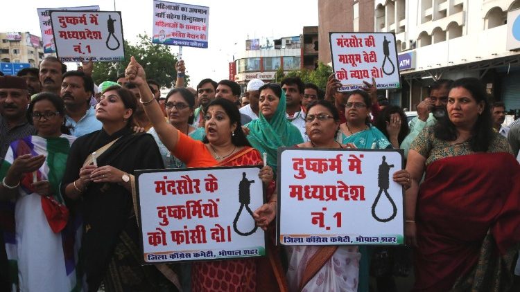 Candle light march for justice for rape victim in Bhopal केरल में चार ओर्थोडोक्स पुरोहितों पर बलात्कार की प्राथमिकी दर्ज  