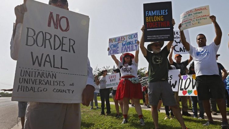 Au Texas, des citoyens américains manifestent contre la politique migratoire de l'administration Trump
