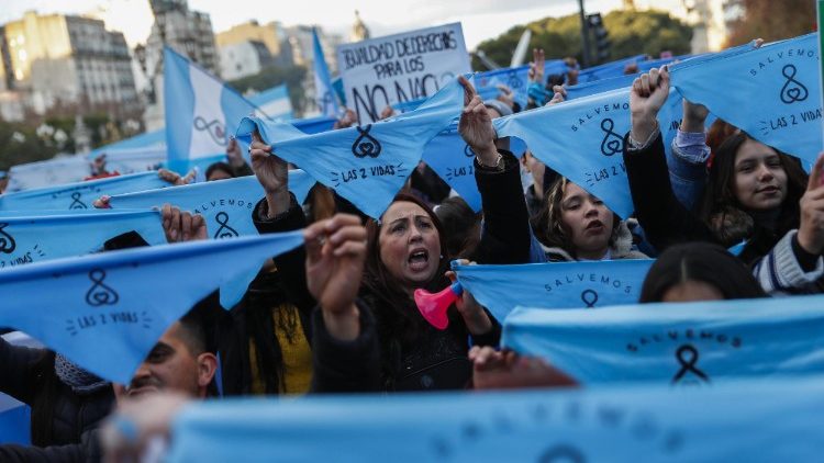Lenços azuis caracterizam manifestantes contra o aborto