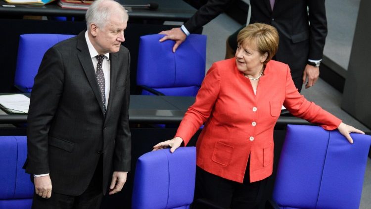Horst Seehofer, CSU, und Kanzlerin Angela Merkel, CDU, haben die Kompromisslösung der Transitzentren gefunden