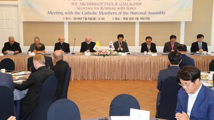 Un momento dell'incontro tra mons. Gallagher e i deputati cattolici della Corea del Sud