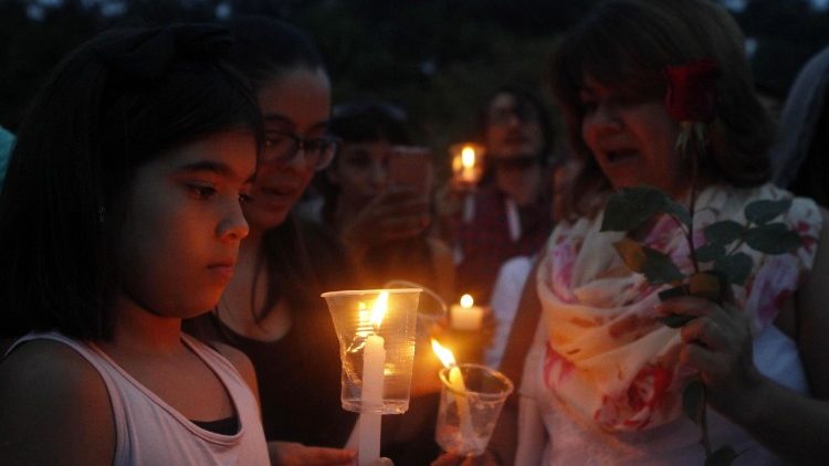 Veglia di preghiera contro le violenze a Medellin