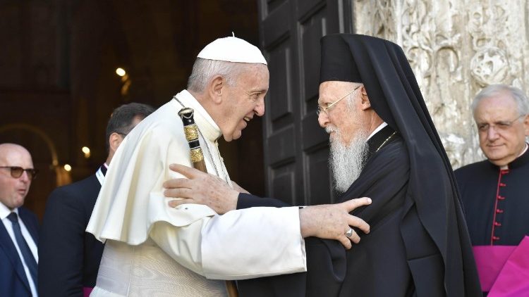 لقاء البابا مع البطريرك برتلماوس الاول في باري