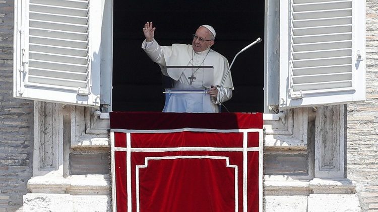 Aj počas leta sa v nedeľu na poludnie pápež František stretáva s veriacimi pri modlitbe