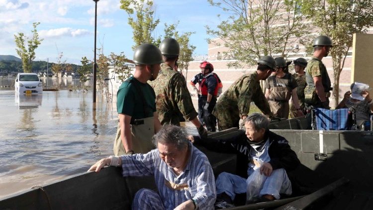 48 000 полицаи, пожарникари и войници участват в спасителните действия в Япония след наводненията