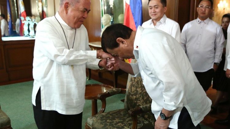 फिलीपीन के राष्ट्रपति रोड्रिगो डुटरटे महाधर्माध्यक्ष रोमुलो से मुलाकात करते हुए  