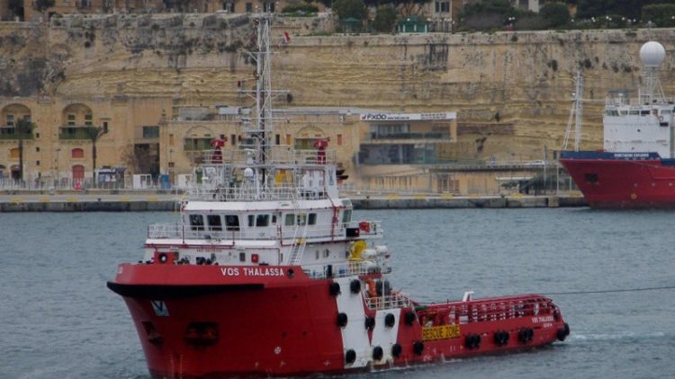 Das italienische Schiff Vos Thalassa, die vom Schiff geretteten Flüchtlinge dürfen nicht an Land