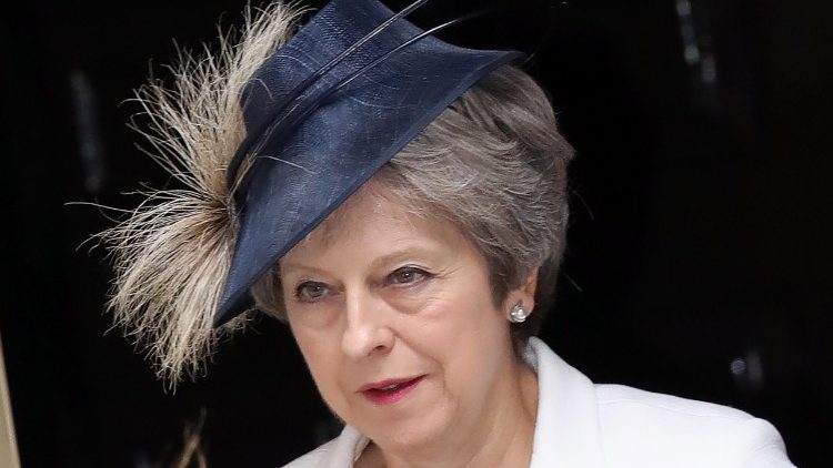 Il primo ministro britannico, Theresa May, alle prese con la Brexit 