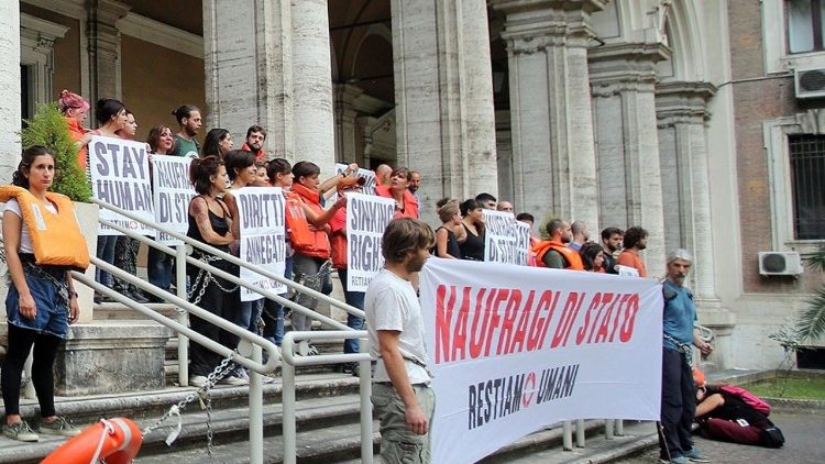 Protesta di migranti oggi a Roma di fronte al Ministero dei Trasporti: "Apriamo i porti"