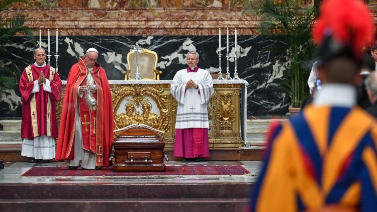 教宗为托朗枢机的灵柩上香