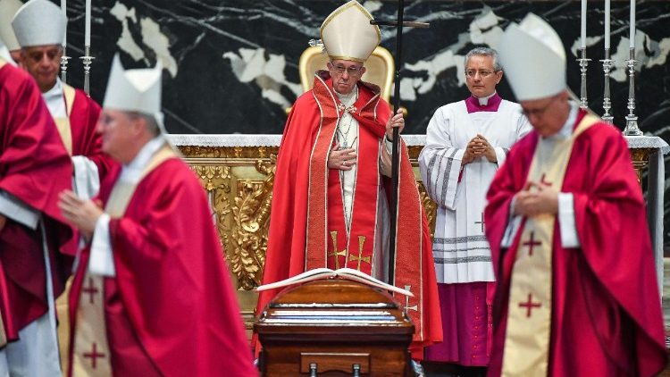 Popiežius Pranciškus kardinolo Tauran laidotuvėse