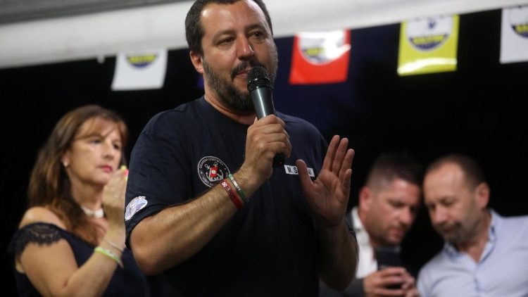 Il ministro Salvini durante una dichiarazione sugli sbarchi