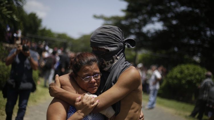 Ein Student nach dem Verlassen der belagerten Kirche in Managua