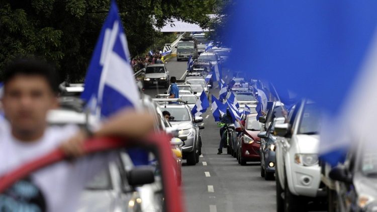 Une caravane de manifestants, sur la route entre Managua et Masaya au Nicaragua, le 15 juillet 2018. 