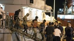 migranti--a-pozzallo-fatti-sbarcare-in-184--h-1531724862111.jpg