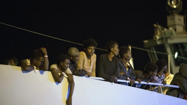 Migrants secourus en mer, à bord d'un navire humanitaire