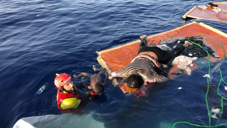 Migranti: 403 persone sbarcate a Taranto dalla Ocean Viking