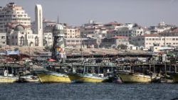 israeli-reduces-the-fishing-zone-enforced-on--1531848576979.jpg