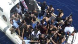 refugees-boat-sinks-off-the-coast-of-theturki-1531940687918.jpg