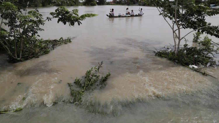 Poplave po zrušitvi jezu hidroelektrarne.