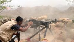 yemeni-government-forces-attack-houthi-positi-1532625256129.jpg