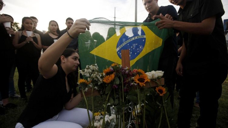 Estudantes da Universidade Americana (UAM) homenageiam colega brasileira Rayneia Gabrielle em Manágua