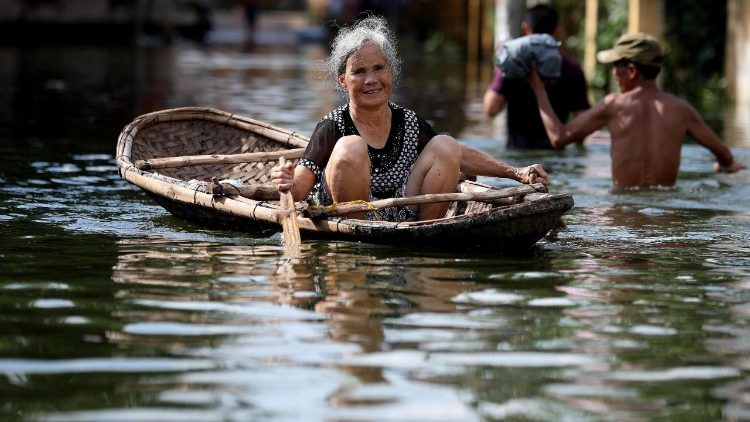 Inundações na área de Nam Phuong Tien