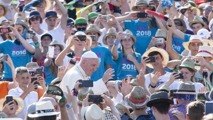 Papež med ministranti na mednarodnem srečanju v Rimu, julij 2018 
