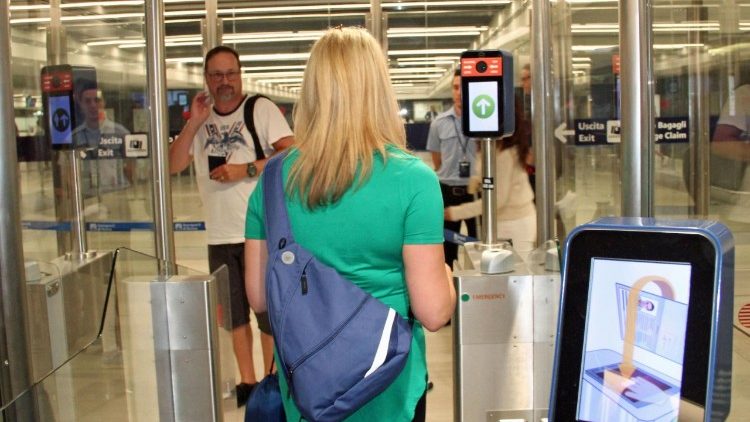 A Fiumicino attivi E-gate anche per passeggeri canadesi 
