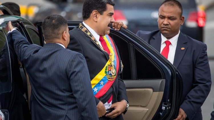 Il presidente Maduro con gli uomini della scorta