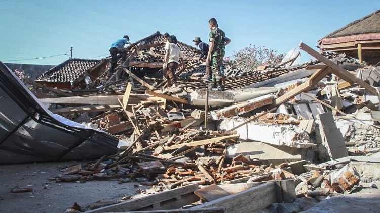 Đổ nát sau động đất ở Indonesia