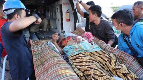 Tristezza e preghiera del Papa per le vittime del sisma in Indonesia
