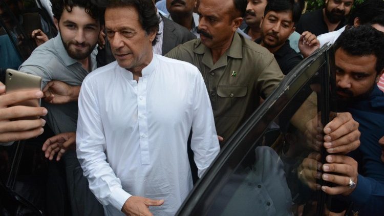 Le Premier ministre pakistanais Imran Khan posant pour un selfie en marge d'un meeting politique à Islamabad, le 6 août 2018.