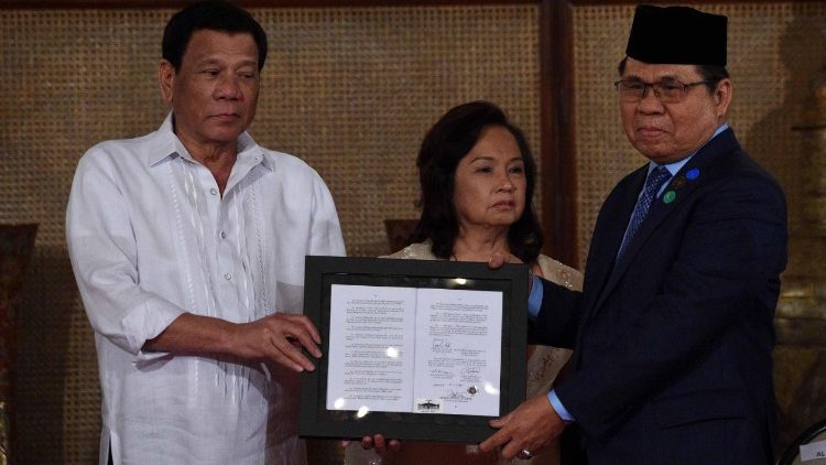 Präsident Rodrigo Duterte nach der Unterzeichnung des neuen Gesetzes