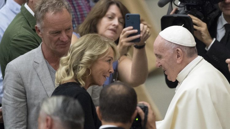 Der Mann im grauen Jackett kam uns gleich so bekannt vor: Sting (mit Frau) beim Papst
