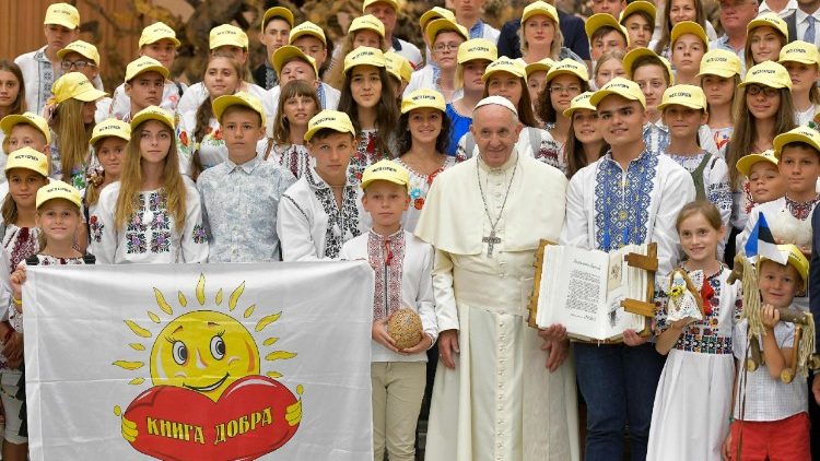 Папа з украінскімі дзецьмі падчас агульнай аўдыенцыі ў Ватыкане