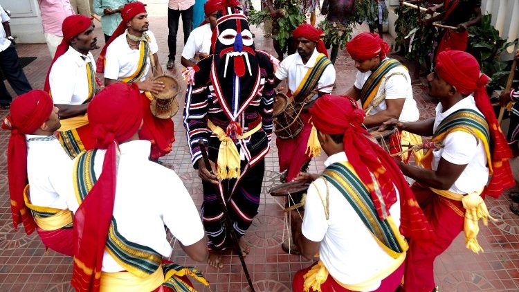 भारत के आदिवासी नृत्य करते हुए