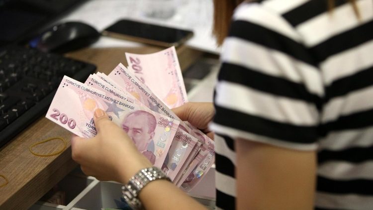Turkish lira continues losing value