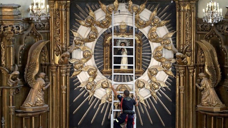 W Madrycie strażacy zdejmują obraz Matki Bożej de la Paloma do procesji