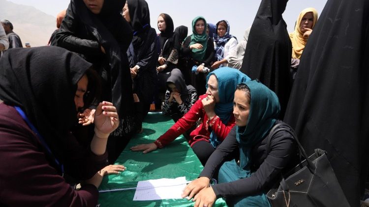 Kabul, i funerali della vittime dell'attacco suicida contro il centro di formazione per studenti