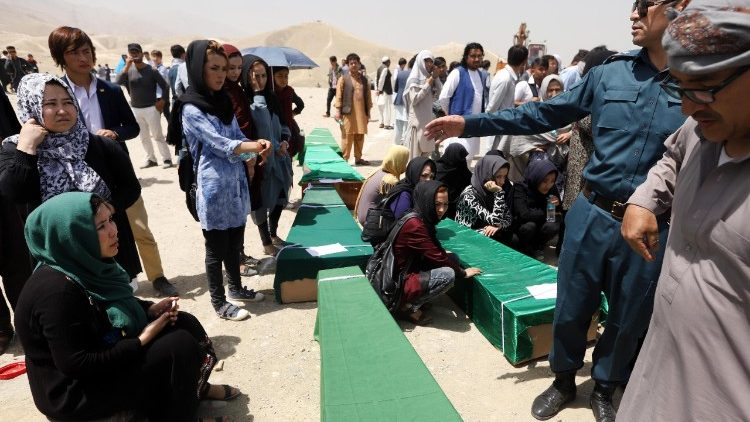 आत्मघाती हमले में मारे गये छात्रों की दफन क्रिया, अफगानिस्तान