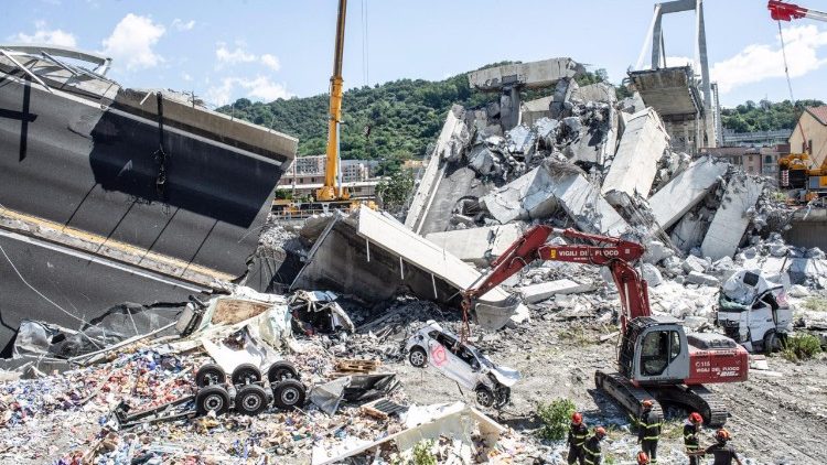 イタリア北部・ジェノバ、高速道路の高架橋崩落現場で続く捜索作業　2018月8月15日