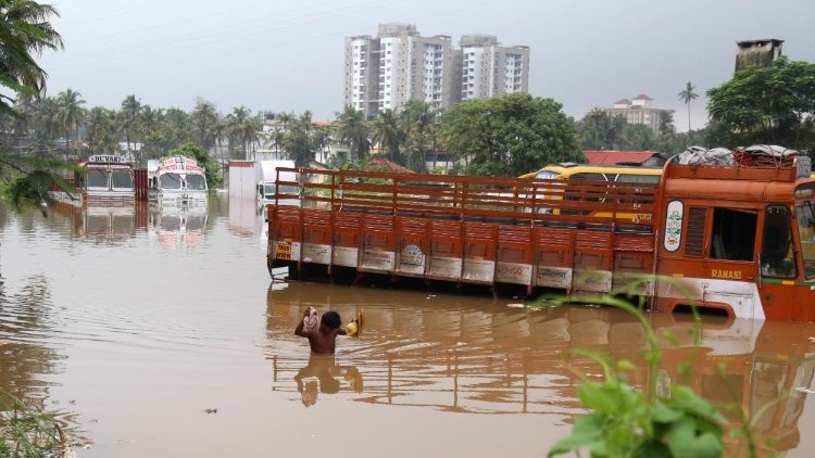 floods-in-kerala-1534428042521.jpg
