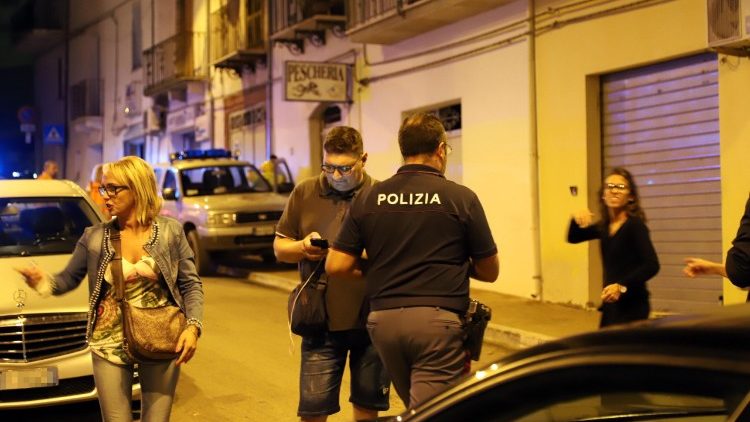 Menschen flüchteten auf die Straße, als in der Nacht zum Freitag in Mittelitalien die Erde spürbar bebte
