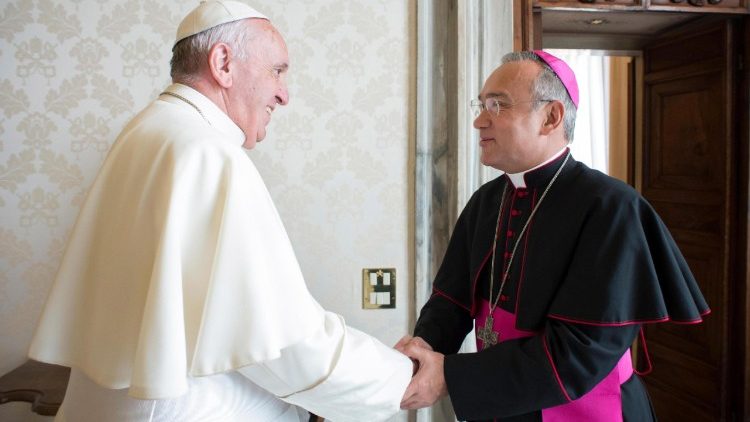 프란치스코 교황과 국무장관으로 임명된 에드가르 페냐 파라 대주교