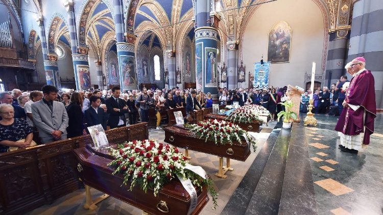 Archivbild: Bischof Olivero in Pinerolo bei der Begräbnisfeier für die Toten des Unglücks der Morandi-Brücke in Genua